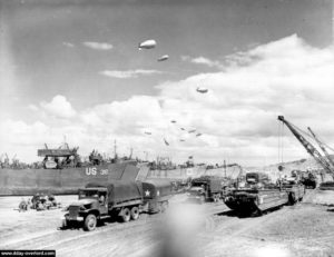 Déchargement des LST 60, 316 et 353 sur Omaha Beach. Photo : US National Archives