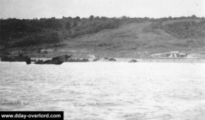 Les vestiges des combats sont à la dérive après la bataille d'Omaha Beach. Photo : US National Archives