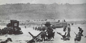 Cliché du photographe de guerre Robert Capa sur Omaha Beach le 6 juin 1944 à l'ouest du point d'appui allemand codé Wn 62 vers 07h15. A noter la présence de chars M4 Sherman. Photo : US National Archives