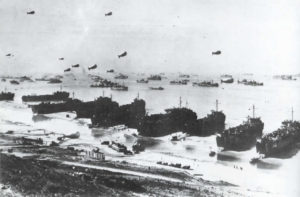 Vue générale de la plage d'Omaha depuis le Wn 65 au Ruquet. Photo : US National Archives