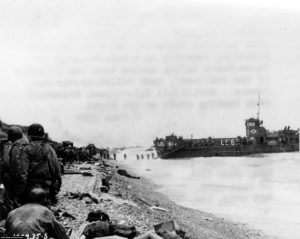 Les renforts ne cessent d'affluer sur la plage d'Omaha déjà encombrée (LCI-83, 11h00). Photo : US National Archives