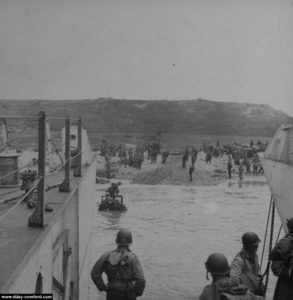 Des véhicules débarquent sur Omaha depuis un LCA. Photo : US National Archives