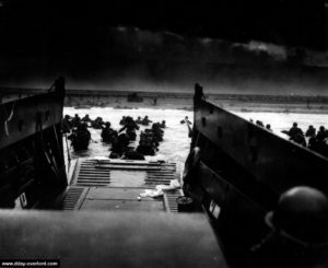 Un chaland de débarquement LCVP a débarqué ses personnels face à Omaha Beach. Photo : US National Archives