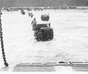 Déchargement de véhicules et notamment des Jeep à Omaha Beach. Photo : US National Archives
