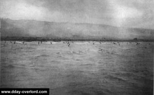La première vague a débarqué et est au contact de l'ennemi sur Omaha Beach. Photo : US National Archives