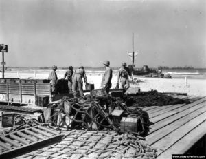 Débarquement de matériels sur un ponton en bois à Omaha Beach. Photo : US National Archives