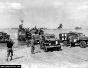 Débarquement de matériel médical rattaché au 19th US Corps à Omaha Beach, en particulier un Dodge WC 54 de la 546th Medical Ambulance Company. Photo : US National Archives