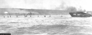 L'infanterie américaine débarque du LCI 92 en début d'après-midi sur le secteur Dog à Omaha. Photo : US National Archives