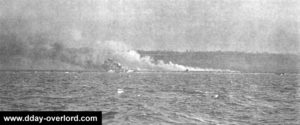 Les explosions et les fumigènes se mêlent sur le secteur Dog White à Omaha Beach. Photo : US National Archives