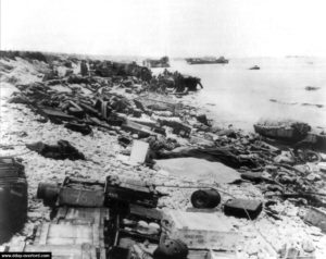7 juin 1944 : tous les matériels abandonnés ou détruits sur la plage d'Omaha, secteur Dog White. Photo : US National Archives