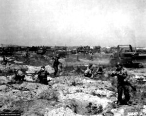 Les Beach Dozers préparent l'installation d'un aérodrome à Omaha Beach. Photo : US National Archives