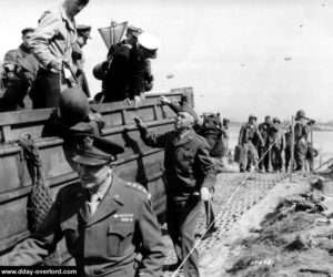 Le 12 juin 1944, inspection d'autorités américaines en DUKW à Omaha Beach, et en particulier le général Eisenhower. Photo : US National Archives