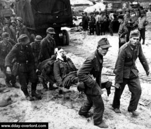 Déplacement des prisonniers allemands à Omaha Beach vers les navires. Photo : US National Archives