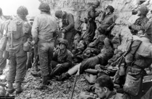 Nid de blessés du 3/16th RCT de la 1ère division d'infanterie installé par le 6th Naval Beach Battalion sur Fox Green à Omaha Beach. Photo : US National Archives