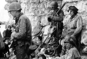 Nid de blessés du 3/16th RCT de la 1ère division d'infanterie installé par le 6th Naval Beach Battalion sur Fox Green à Omaha Beach. Photo : US National Archives