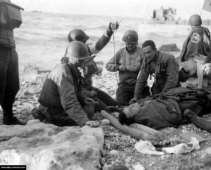 Sur le secteur Fox Green d'Omaha Beach, les médecins et infirmiers en action. Photo : US National Archives