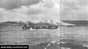 Le LCI 305 navigue devant le le Wn 60 à Omaha Beach, vu depuis le LCI(L) 84. Photo : US National Archives