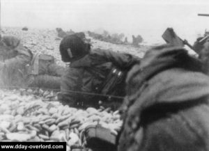 Les blessés, les morts et les valides s'entassent sur la plage d'Omaha Beach. Photo : US National Archives