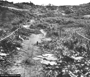 Itinéraire balisé et déminé en face d'Easy Red à Omaha Beach. Photo : US National Archives