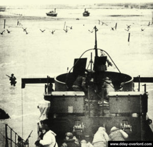 Débarquement des fantassins du LCI 91 à 7h30 sur Omaha. Deux chars amphibies sont visibles en arrière-plan. Photo : US National Archives