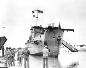 L'épave du LCI 91 à Omaha Beach après les combats. Photo : US National Archives