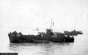 Le LCI(l) 540 au large d'Omaha Beach avec un chaland de débarquement LCVP à ses côtés. Photo : US National Archives