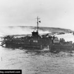 Le LCI(L) 553, touché par un obus de 88 mm, est échoué sur la plage. La photo a été prise à partir du LCI(l) 412. Photo : US National Archives