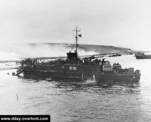 Le LCI(L) 553, touché par un obus de 88 mm, est échoué sur la plage. La photo a été prise à partir du LCI(l) 412. Photo : US National Archives