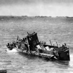 Le LCI(L)-85 touché par une mine et des obus devant Easy Red compte 15 tués et 30 blessés. Photo : US National Archives