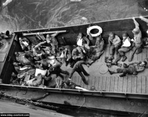 Evacuation de blessés américains à bord du LCM 81 au large d'Omaha Beach. Photo : US National Archives