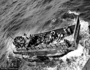 Evacuation de blessés américains à bord du LCM 81 au large d'Omaha Beach. Photo : US National Archives