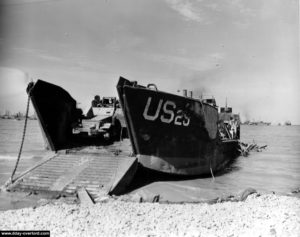 Le LCT 25, coulé par un obstacle de plage puis touché par un obus de mortier, termine de brûler. Photo : US National Archives