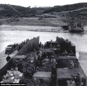 L'infanterie débarque face à la sortie Fox 1 depuis un LCT. Photo : US National Archive