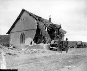 La maison en ruine des Moulins devant Dog Red à l'ouest de la sortie D3. Photo : US National Archives