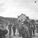Soldats de la 29ème division d'infanterie devant Dog Red à l'ouest de la sortie D3. Photo : US National Archives