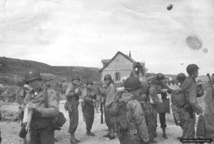 Soldats de la 29ème division d'infanterie devant Dog Red à l'ouest de la sortie D3. Photo : US National Archives
