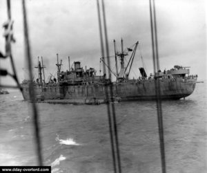 Un Liberty Ship chargeant un Rhino Ferry au large d'Omaha. Photo : US National Archives