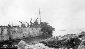 L'épave du LST 282, échoué à Omaha Beach. Photo : US National Archives
