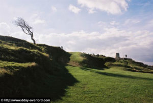 Position de tir bétonnée pour mitrailleuse au point d'appui allemand codé Wn 62 à Omaha Beach (Colleville-sur-Mer). Photo : D-Day Overlord