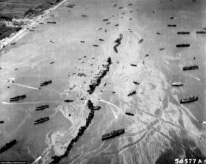 15 juin 1944 : vue aérienne du brise-lame Gooseberry n°2. Photo : US National Archives
