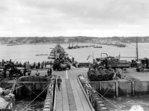 Vue d’un ponton du Mulberry A en direction de Vierville-sur-Mer. Photo : US National Archives