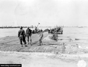 Mise en place d’un ponton du Mulberry A. Photo : US National Archives