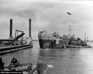 16 juin 1944 : le LST 543 et la remorque ST 760 accoste le ponton Whale et débarque sa précieuse cargaison. Photo : US National Archives