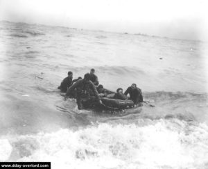 Récupération de naufragés d'un LCVP sur Easy Red devant Colleville-sur-Mer. Photo : US National Archives