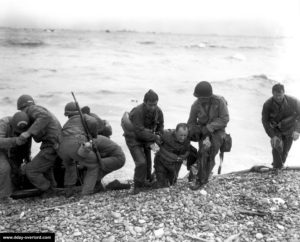 Récupération de naufragés d'un LCVP sur Easy Red devant Colleville-sur-Mer. Photo : US National Archives