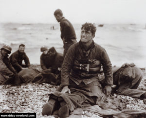 Récupération de naufragés d'un LCVP sur Easy Red devant Colleville-sur-Mer. Photo : US National Archives