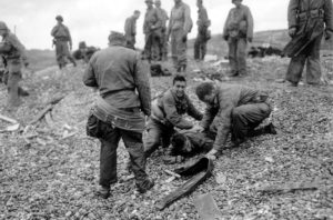 Prise en compte des blessés sur Easy Red devant Colleville-sur-Mer. Photo : US National Archives