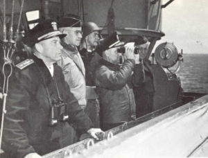 L'amiral Kirk, le général Bradley, l'amiral Struble (jumelles) et Keen sur l'USS Augusta, observent les opérations de débarquement à Omaha Beach le Jour-J. Photo : US National Archives