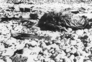 Le corps d'un parachutiste américain largué par erreur en mer s'est échoué sur Omaha avec son parachute. Photo : US National Archives