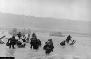 Cliché du photographe de guerre Robert Capa sur Omaha Beach le 6 juin 1944 à l'ouest du point d'appui allemand codé Wn 62 vers 07h15. Photo : US National Archives